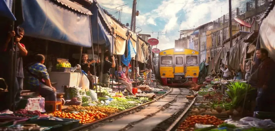 Maeklong-Railway-Market