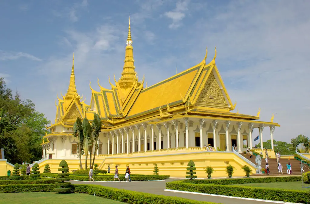 Day 3: Siem Riep Overland Transfer - Phnom Penh Half Day Tours (B)