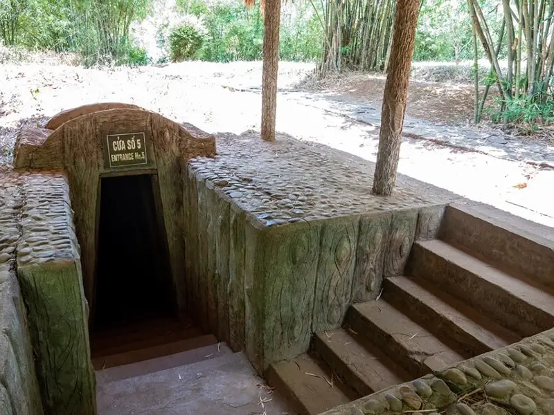 <span>Day 11</span> Cao Dai Temple & Cu chi Underground tunnels (B/L) 