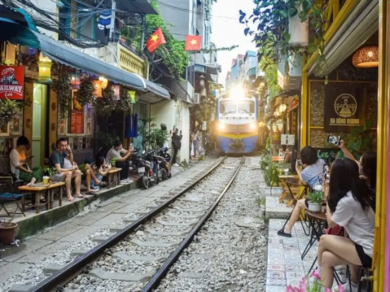 train street vietnam