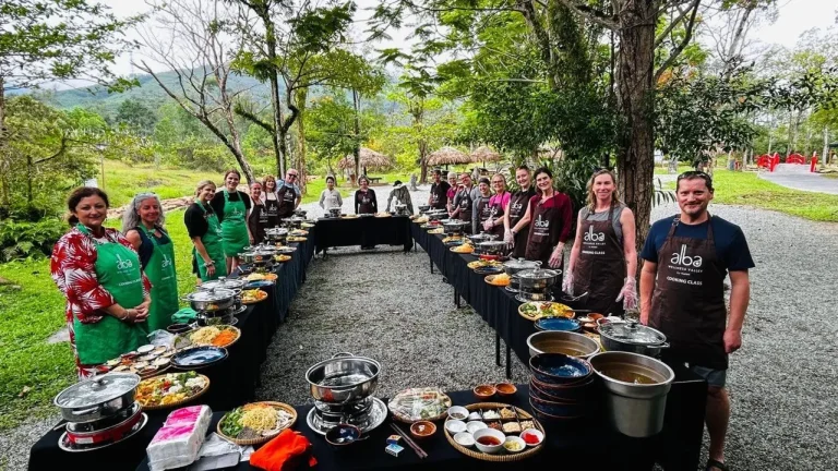 Metta Voyage 旅行团在顺化附近参加户外烹饪课
