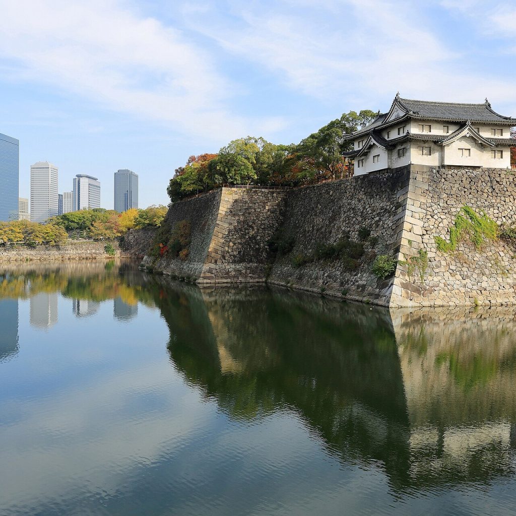 日本大阪城外护城河与大阪商务园高楼