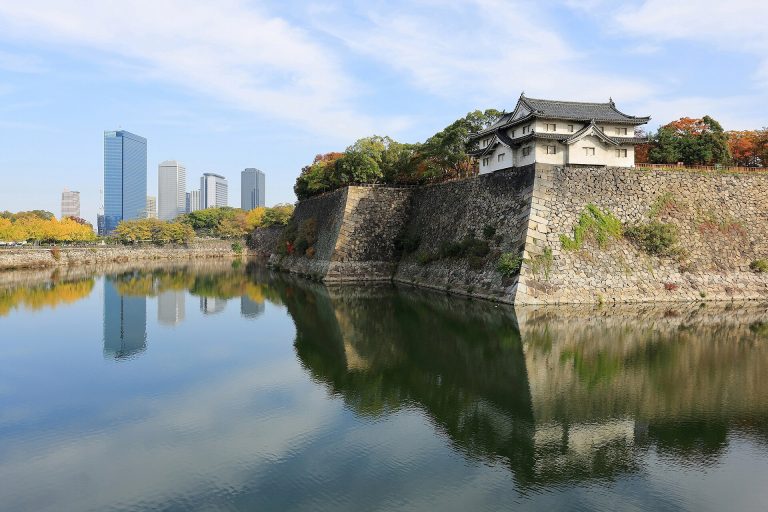 日本大阪城外护城河与大阪商务园高楼